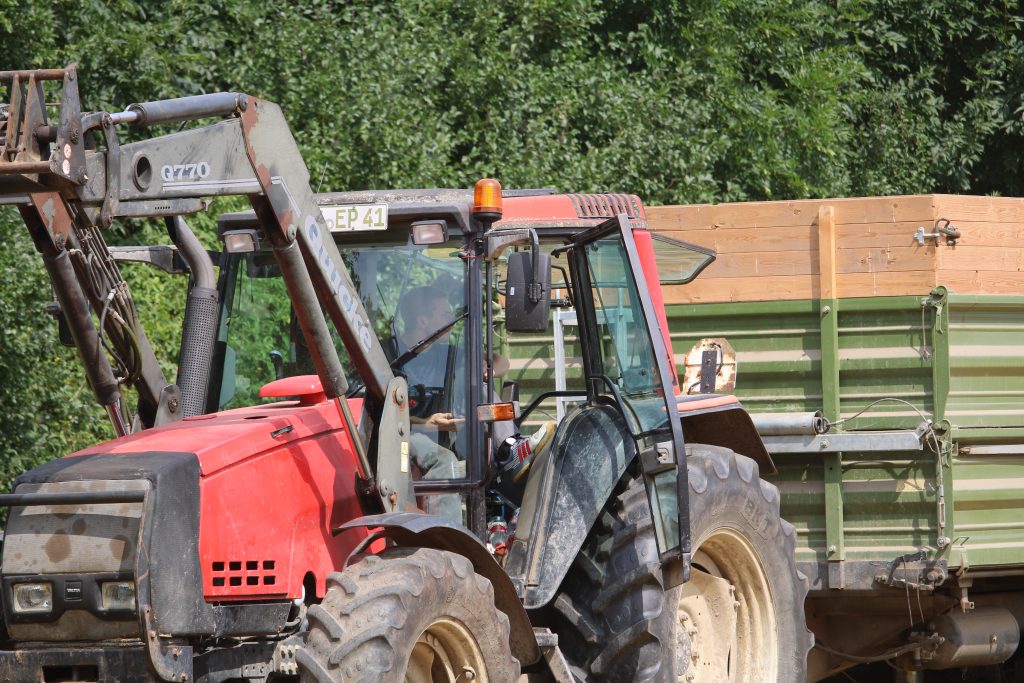 Traktor beim Ernte-Einsatz